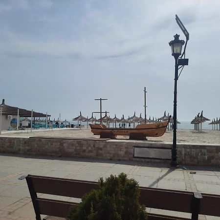 Beach Residence 10 Metri Pana La Plaja Нэводари Экстерьер фото